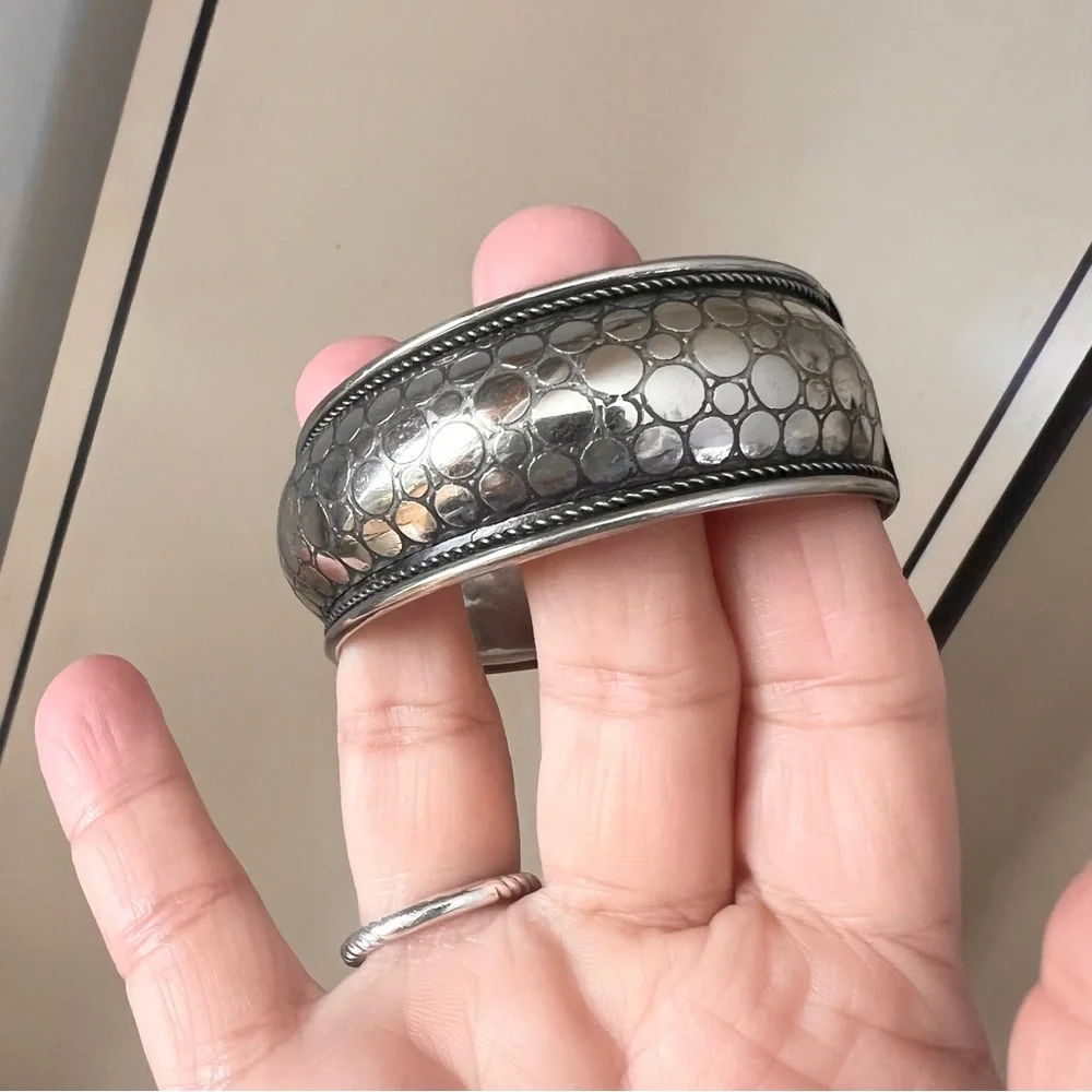 Silver metal Textured Cuff Bracelet classic design and great vintage style